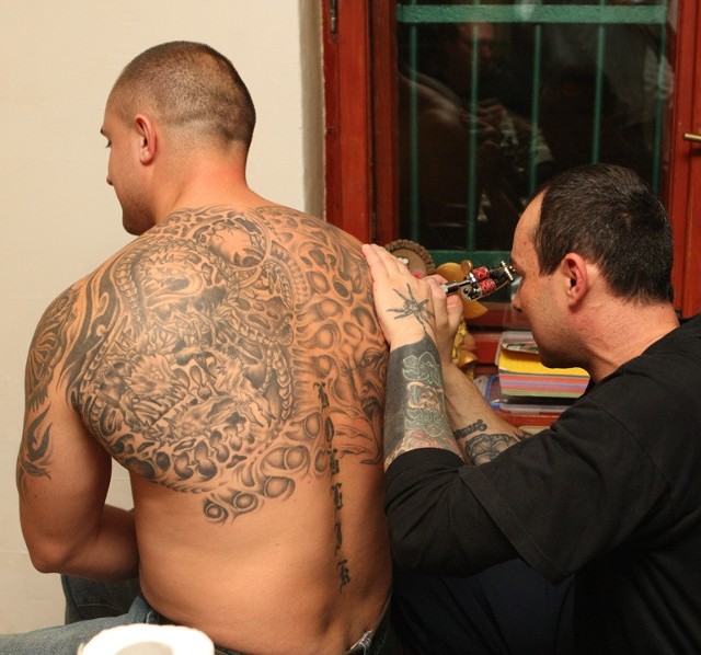 W czasie piątkowej imprezy będzie można porozmawiać z fachowcami od tatuowania.