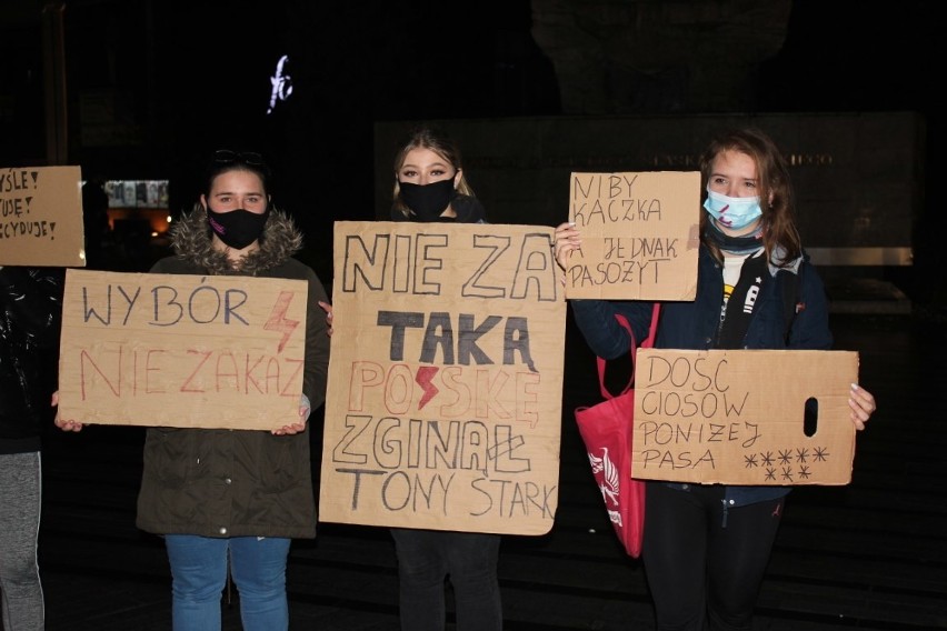 Strajk Kobiet w Opolu. W poniedziałek wieczorem mial miejsce kolejny "spacer" protestujących ulicami miasta 