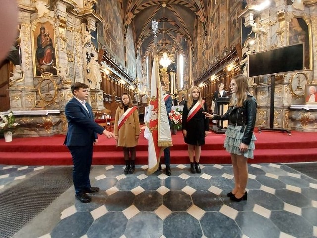 W obecności relikwii swojej patronki uczniowie pierwszej klasy Katolickiego Liceum Ogólnokształcącego im. św. Jadwigi Królowej w Sandomierzu złożyli uroczyste ślubowanie. Ślubowanie odbyło się w sandomierskiej katedrze.