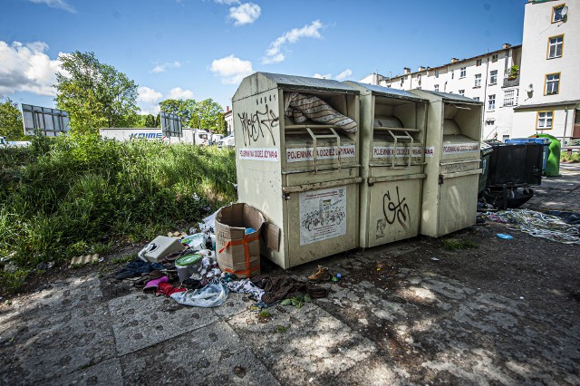 Tak wyglądał w maju 2022 roku zaśmiecony teren w centrum Koszalina. Jego właściciele odmówili przyjęcia mandatu w wysokości 500 zł