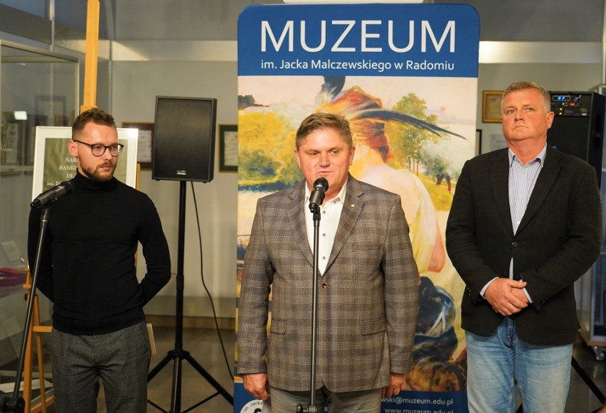 Podczas otwarcia wystawy: od lewej kurator, Mikołaj Wilk,...