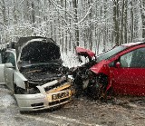 Pięć osób poszkodowanych w wypadku drogowym w Pałubicach. Utrudnienia na DW 214. Atak zimy na Pomorzu utrudnia poruszanie się