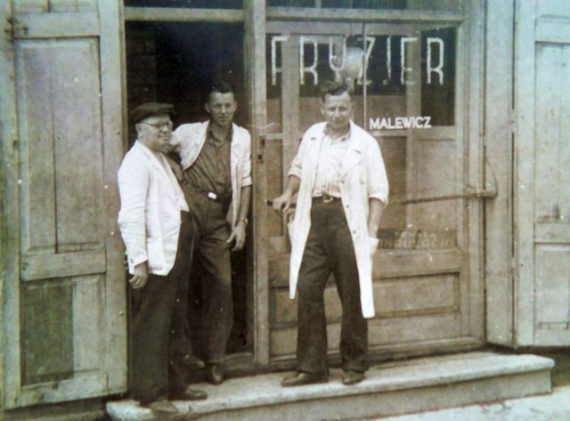 Od lewej Tyszkiewicz (naprawa maszyn do szycia), Heniek (uczeń) i Aleksander Malewicz przed zakładem fryzjerskim przy ul. Mazowieckiej 6 (lata 1952 - 1953).