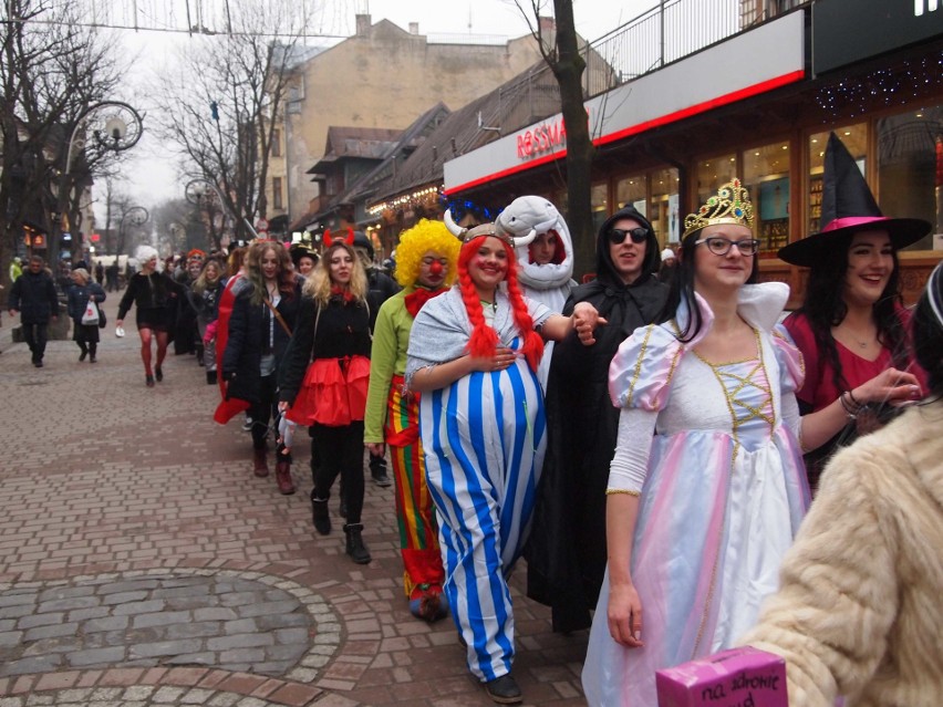 Zakopane. Maturzyści zatańczyli poloneza na Krupówkach [ZDJĘCIA,WIDEO]