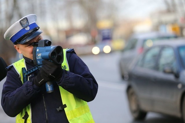 Na ostatni dzień roku rząd zmotoryzowanym przygotował specjalną niespodziankę. Przysłowiowym "rzutem na taśmę" na jeden dzień przed wejściem przepisów w życie w Dzienniku Ustaw opublikowano rozporządzenie w sprawie wysokości grzywien nakładanych w drodze mandatów karnych za wybrane rodzaje wykroczeń. W sumie wielkich zaskoczeń w stosunku do przewidywań, które były już publikowane nie ma, ale mandaty staną się wyraźnie droższe.Fot. Lucyna Nenow