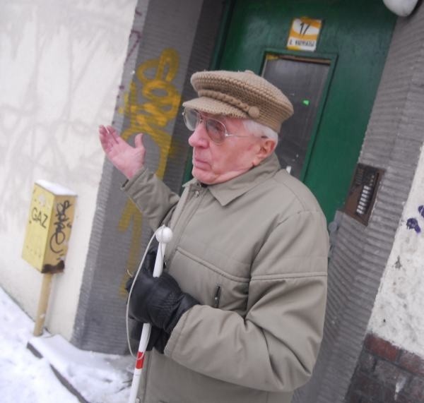 Józef Rolny: - W tej kamienicy mieszkam od 64 lat. Teraz mnie, ślepemu i staremu przyjdzie się stąd wyprowadzić.