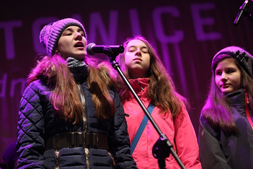 DZieci śpiewają kolędy 2015: koncert na Rynku w Katowicach