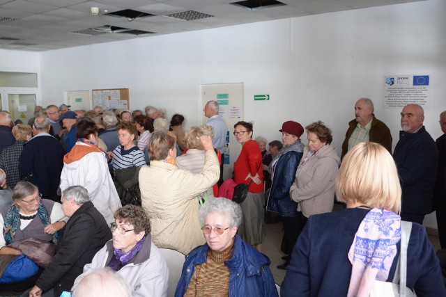 W środę, pierwszego dnia bezpłatnych szczepień przeciw grypie radomscy seniorzy czekali w długiej kolejce.