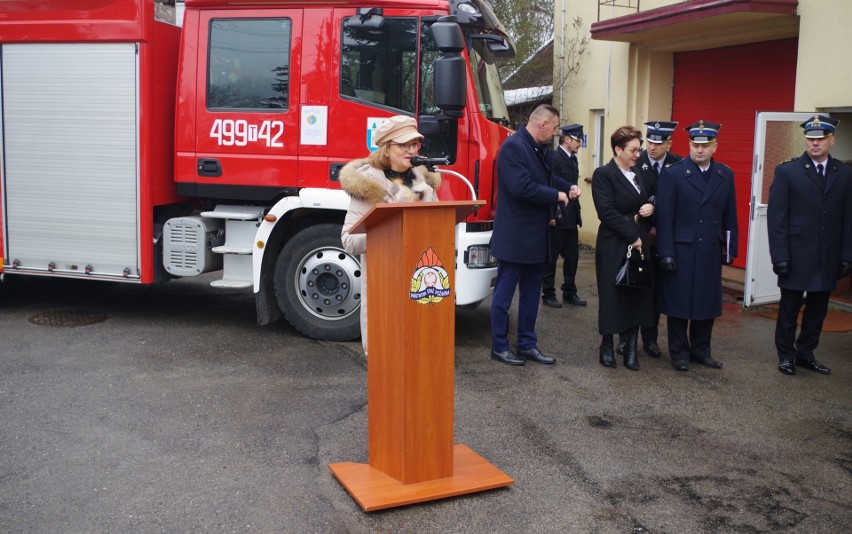Uroczyste przekazanie wozu strażackiego dla Ochotniczej Straży Pożarnej w Brodach. Zobacz zdjęcia