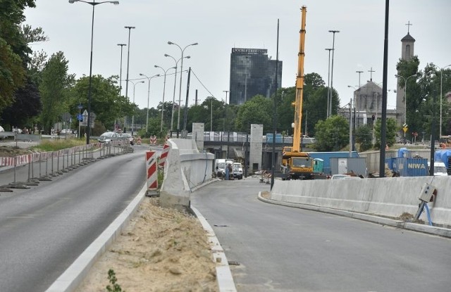 Choć dolna jezdnia al. Mickiewicza nie została jeszcze odebrana, tymczasowo kierowcy będą z niej korzystać.