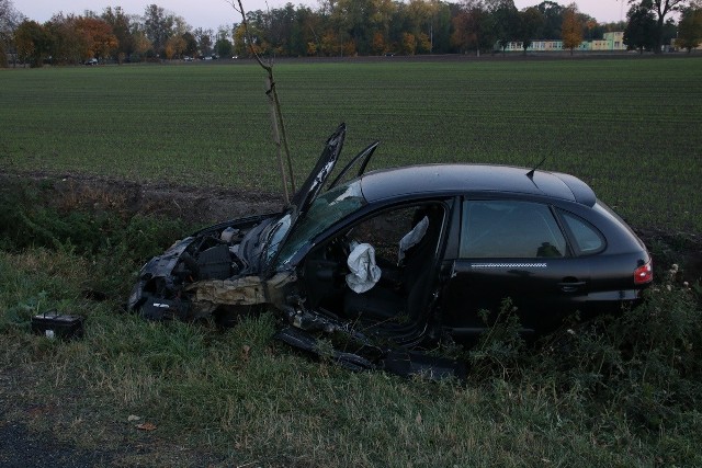 Do groźnego zdarzenia doszło we wtorek (16 października) około godz. 16.40 na drodze krajowej nr 62 w Płowcach w pow. radziejowski Zderzenie dwóch aut było tak silne, że w jednym z nich odpadło koło i wyrwało drzwi. Sprawca już stracił prawo jazdy, a wkrótce czeka go wizyta w sądzie. Kierujący seatem 39-letni mieszkaniec pow. radziejowskiego zjechał na przeciwny pas ruchu i uderzył w prawidłowo jadącego volkswagena. Zderzenie było tak mocne, że w seacie wyrwało drzwi i przednie koło. Kierowca tego pojazdu trafił do szpitala. Obaj kierujący byli trzeźwi. 39-letni sprawca tej kolizji za rażące naruszenie przepisów ruchu drogowego, stracił prawo jazdy. Policjanci sporządzili także przeciwko niemu wniosek o ukaranie do sądu. 