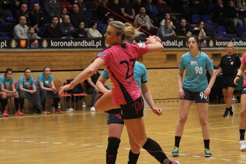 Wysoka wygrana piłkarek ręcznych Korony Handball Kielce. Bramkarka Kościerzyny trzy razy znokautowana [ZDJĘCIA, VIDEO]