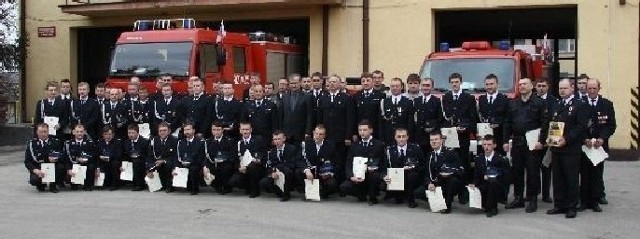 Strażacy-ochotnicy regionu kazimierskiego po zakończeniu szkolenia otrzymali certyfikaty ratowników.