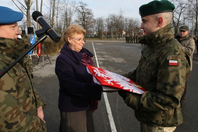 Dowódca wyjeżdżających do Iraku żołnierzy major Marcin Bober otrzymał od komendanta Centrum pułkownika Janusza Faleckiego oraz wojewody świętokrzyskiego Bożentyny Pałki &#8211; Koruby flagę narodową.