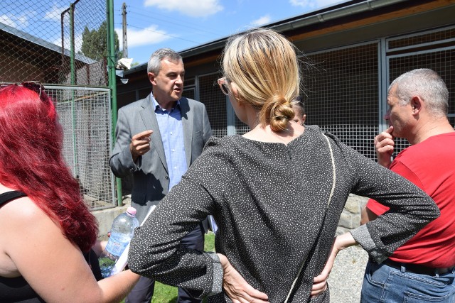 Zarzuty, że psy giną ze schroniska w niejasnych okolicznościach pojawiły się pierwszy raz latem 2018 roku.  Wtedy władze zaprosiły mieszkańców na wspólną kontrole. Nic nie wykazała.