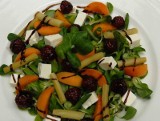 Przepisy kulinarne: Letnia sałatka z malinami i serem solankowym