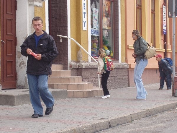 Na golubskiej starówce fasady kamiennic  pozostawiają wiele do życzenia. W pełni  odnowiona jest tylko jedna. Reszcie przydałby  się remont, a mniej zniszczonym choćby nowa  farba.