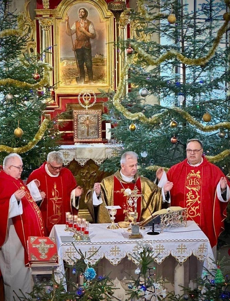 Uroczysta msza święta w Posłowicach. Biskup Jan Piotrowski modlił się w intencji rodziców księdza proboszcza w 60. rocznicę ślubu