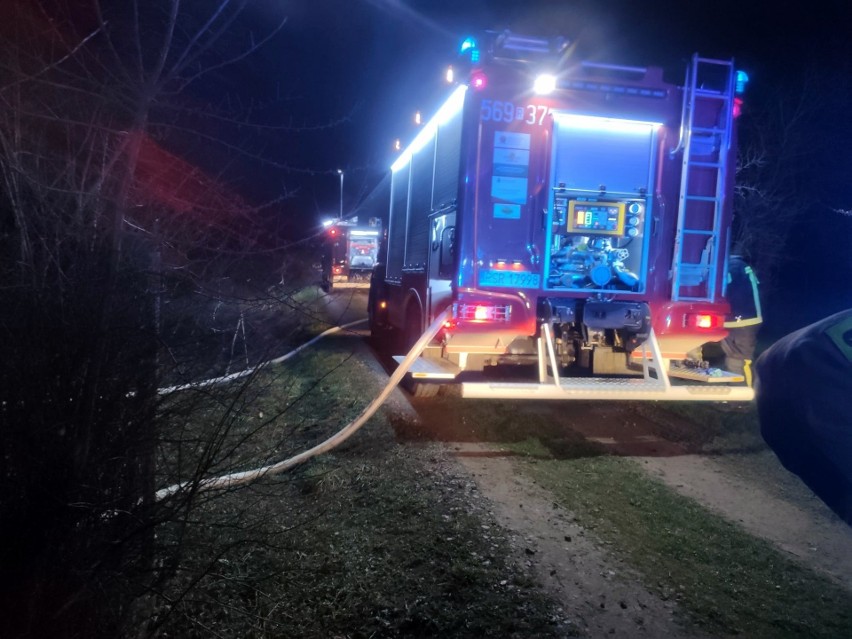 Tragiczny pożar w Kozłówku - strażacy ratowali rodzinę z płomieni. 30-letnia kobieta nie żyje, cztery osoby ranne [ZDJĘCIA, WIDEO]