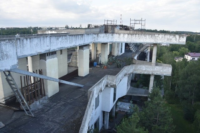 - Zgłosiło się trzech oferentów. Ze względu na zaproponowane przez nich terminy i wysokość kosztów robót, komisja poprosiła o złożenie dodatkowych dokumentów do środy 27 marca. Dlatego na razie nie ma decyzji o wyborze firmy, która rozbierze nadbudowę – mówi Arkadiusz Gromotka, prezes  Górniczej Spółdzielnia Budownictwa Mieszkaniowego im. Stanisława Staszica w Wodzisławiu Śląskim