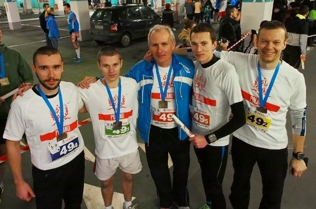 Drużyna "Bieganie.pl&#8221; podczas zawodów w Warszawie. W jej barwach udział wziął zawodnik z Włoszczowy Mariusz Bugajniak (drugi z prawej). 