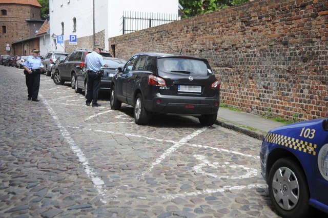 Toruńscy strażnicy miejscy sprawdzają, czy parkujący na miejscach dla osób niepełnosprawnych nie łamią przepisów