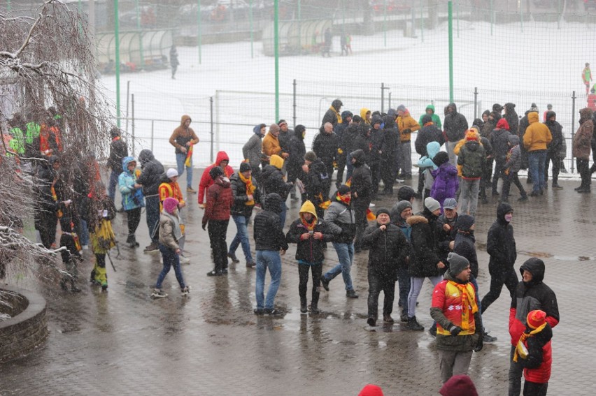 Kibice Korony Kielce na Świętej Wojnie z Radomiakiem Radom. Tak wspierali swój zespół dopingiem w PKO Ekstraklasie. Zobacz nowe zdjęcia