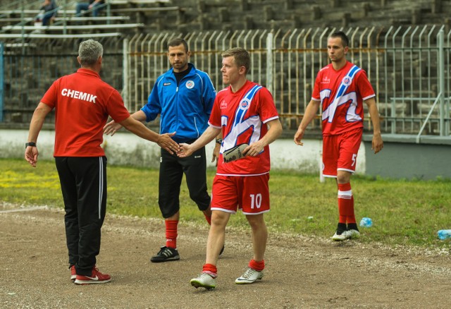 Po odejściu trenera Piotra Gruszki (zastąpił go Adrian Raszka) Chemik nie zdołał utrzymać się w tym sezonie w III lidze.