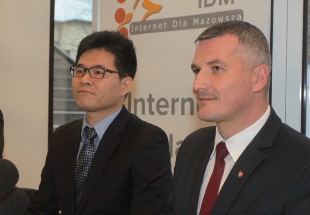 O inwestycji informatycznej mówili w Radomiu Se Kwang Och z KT Corporation i Rafał Rajowski, członek zarządu województwa.