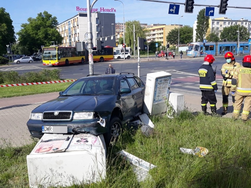 Wrocław: Wypadek na Legnickiej. Ukrainiec wjechał na czerwonym i staranował przejście