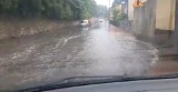 Ulewa w Szydłowcu. Spadł duży deszcz, kierowcy narzekali na duże utrudnienia. Na ulicy Kamiennej utworzyło się rozlewisko