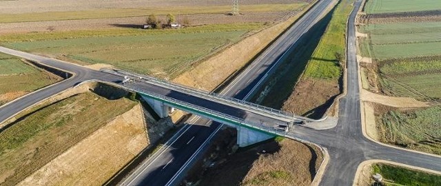 Trwa budowa obwodnicy Praszki. Wraz z początkiem grudnia do użytku został oddany pierwszy obiekt, który powstał w ramach tej inwestycji. To most pomiędzy Praszką a Rosochami. Cała obwodnica ma być gotowa w drugim kwartale przyszłego roku.