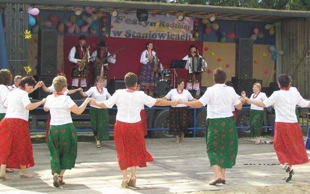 Na scenie występuje zespół Korbany, przed sceną tańczą panie z zespołu śpiewaczego Korytniczanki.