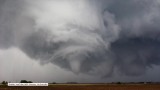 Niesamowite ujęcia potężnego tornada w Kansas [wideo]