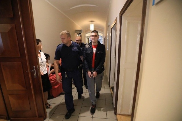 Mateusz S. odpowiada przed Sądem Okręgowym w Toruniu za pozbawienie życia swojego 51-letniego kompana od picia. Jak dowodzi prokuratura, w nocy z 30 czerwca na 1 lipca 2017 roku zadał mu cztery ciosy nożem. Jeden z nich okazał się śmiertelnym.NowosciTorun