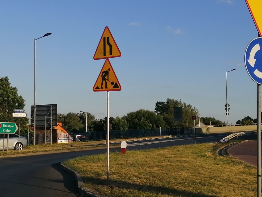 Uwaga! Kładka dla pieszych na wiadukcie w Ostrowcu będzie w remoncie. "Zabiorą" kierowcom jeden pas ruchu [ZDJĘCIA]