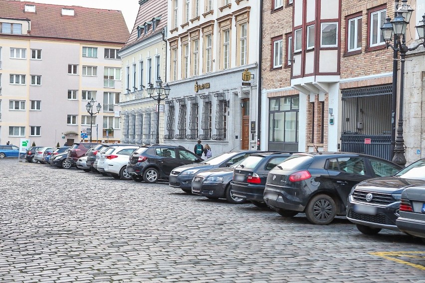 Szczecin: Słone parkowanie na placu Orła Białego z tygodniowym opóźnieniem 