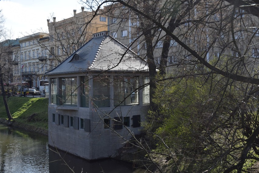 Budynek Cafe Berg przy fosie. Zdjęcia po remoncie - marzec...