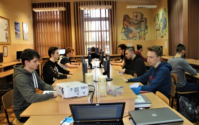 Uczniowie niżańskiego „elektryka” na rozgrywkach Ogólnopolskiej Olimpiady Wiedzy Elektrycznej i Elektronicznej