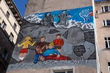 „Jeszcze wyrosną skrzydła aniołom z Nadodrza” - nowy mural ku pamięci trudnych czasów we Wrocławiu
