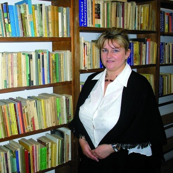 Biblioteka ciągle powiększa swój księgozbiór - mówi Marzanna Chodorkowska, bibliotekarka z Suraża