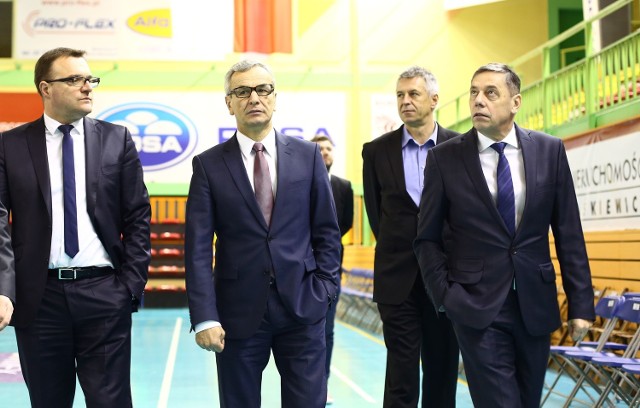 Andrzej Biernat, minister sportu i turystyki (w środku) zwiedził też halę MOSiR przy ul. Narutowicza. Z lewej prezydent Radosław Witkowski.