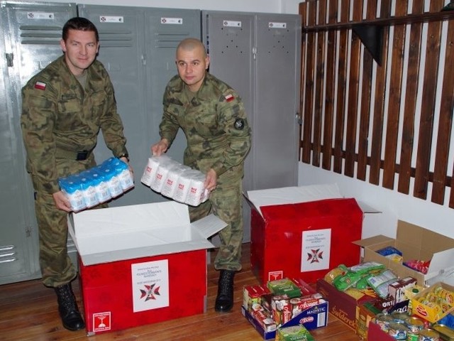 Żołnierze pakują produkty do paczek, które trafią do kombatantów na Kresach.