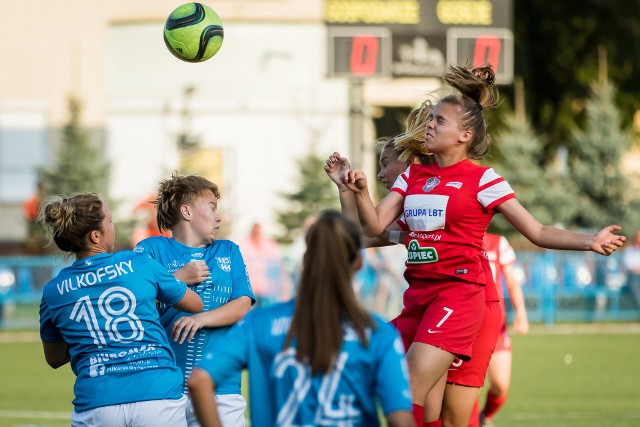 W I lidze kobiet (grupa północna) KKP Bydgoszcz zaczął sezon od meczu u siebie, a rywalem były rezerwy wielokrotnego mistrza Polski, Medyka Konin. Podopieczne Adama Górala wygrały skromnie 1:0, ale co najważniejsze zdobyły cenne trzy punkty. Pierwszego mistrzowskiego gola w sezonie zdobyła w 35 minucie Edyta Sobczyk po indywidualnej akcji.W bydgoskim zespole zadebiutowały Amerykanka Jessie Vilkofsky, która została wypożyczona na rok z klubu z Konina oraz Natalia Zyś, która przyszła do KKP ze Startu Pruszcz.A już w najbliższą sobotę o 11.00 wyjazdowe derby z Unifreeze Górzno, które po rocznym pobycie w ekstralidze znowu gra na I-ligowym froncie.KKP Bydgoszcz – Medyk II Konin 1:0 (1:0). Bramka: Edyta Sobczyk (35).ZOBACZ ZDJĘCIA Z INAUGURACJI I LIGI KOBIET NA SŁOWIAŃSKIEJ >>>>>