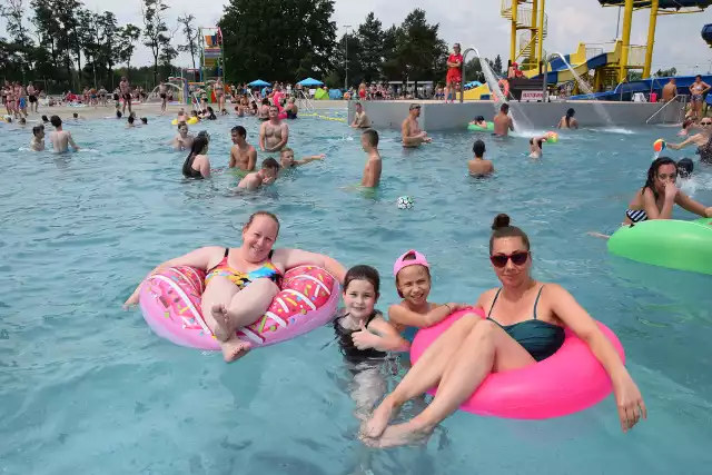 Basen Bugla w Katowicach cieszy się dużą popularnością. Otwarty został 20 czerwca 2019 r. Na kąpielisko pojawiło się od razu kilkaset gości, bo pogoda dopisuje.