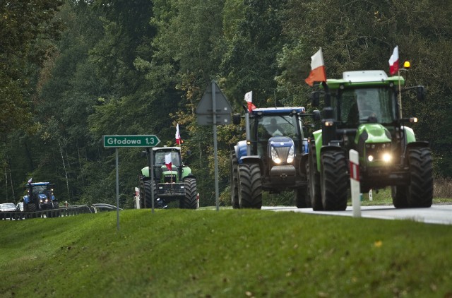Rolnicy z regionu - zdesperowani trudną sytuacją w branży i „Piątką dla zwierząt” - blokowali w środę drogi krajowe w okolicach Bobolic.