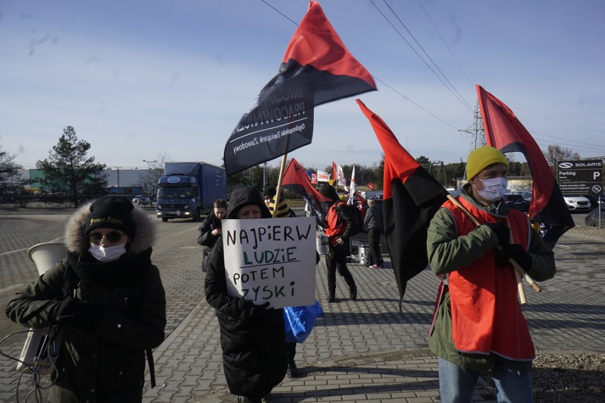 Inicjatywa Pracownicza solidarnie z pracownikami Solarisa. Samba przed fabryką w Bolechowie