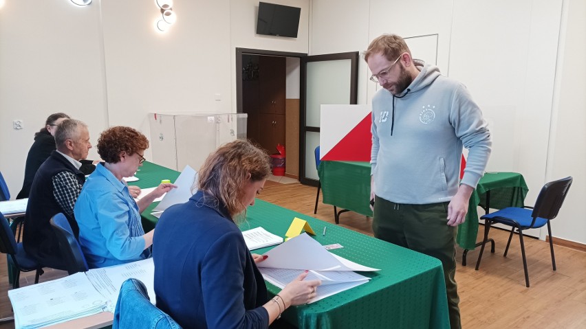 Pan Piotr głosował w Katowicach jako jedna z pierwszych osób w województwie