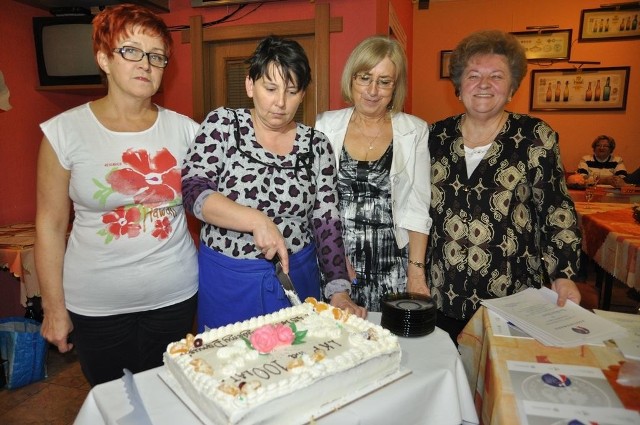 Danuta Ziętara (pierwsza z prawej) przy ceremonialnym krojeniu jubileuszowego tortu.