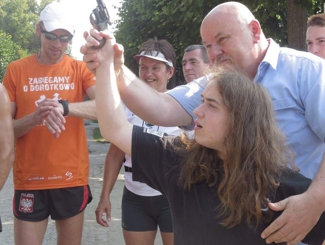 Znak do biegu dał Kamil Czeszel z Torunia, zdobywca Grand Prix ciechocińskiego festiwalu. Pomaga Mirosław Satora